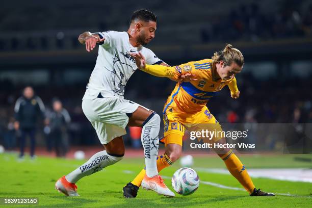 Nathanael Ananias of Pumas UNAM battles for possession with Sebastian Cordova of Tigres during the semifinals first leg match between Pumas UNAM and...