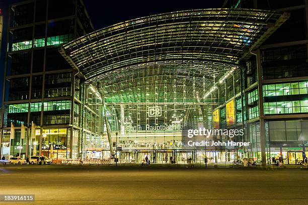 hauptbahnhof, berlin. - berlin hauptbahnhof stock-fotos und bilder