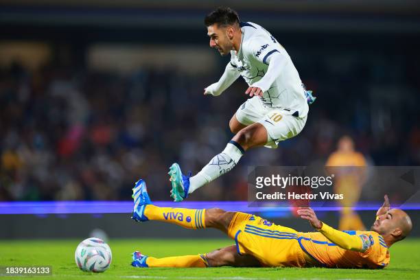Eduardo Salvio of Pumas UNAM battles for possession with Guido Pizarro of Tigres during the semifinals first leg match between Pumas UNAM and Tigres...
