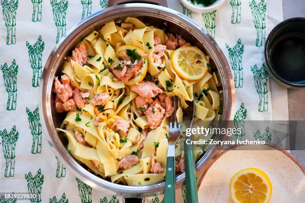 tagliatelle salmon with lemon garlic butter sauce - tagliatelle fotografías e imágenes de stock