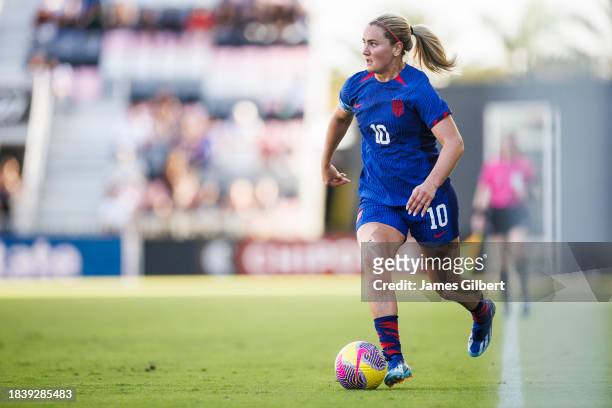 Lindsey Horan of the United States dribbles the ball during the second half of a match against China PR at DRV PNK Stadium on December 02, 2023 in...