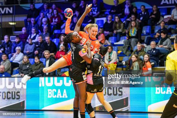 Kelly Dulfer of the Netherlands shoots during the 26th IHF Women's World Championship Handball Preliminary Round Group H match between Netherlands...