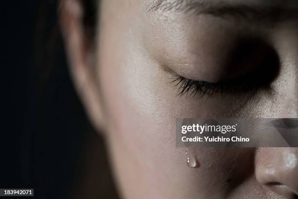 crying young woman - lágrima fotografías e imágenes de stock