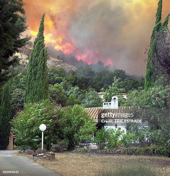 Vue, prise le 28 juillet 2003 à Plan-de-la-Tour, de l'incendie qui a totalement détruit dix-huit maisons, quinze l'ayant été partiellement, dans le...