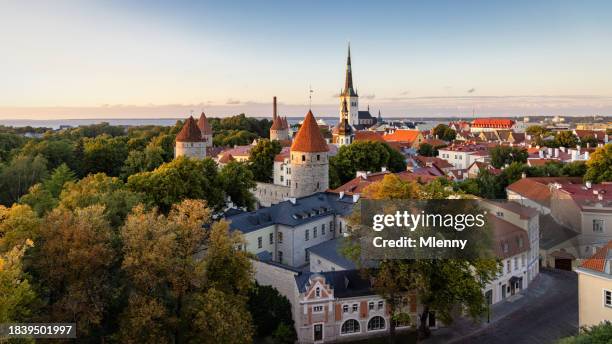 estonia tallin toompea hill castle en verano atardecer crepúsculo - tallin fotografías e imágenes de stock