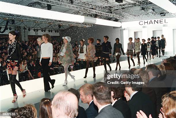 Models walk on the runway during the Fall/Winter 2004 ready-to-wear collection of designer Karl Lagerfeld for French fashion house Chanel March 1O,...