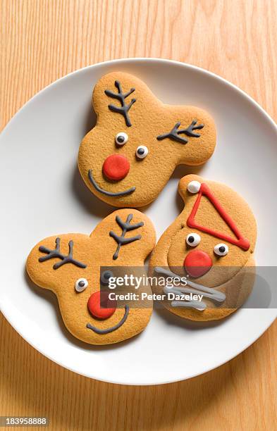 gingerbread christmas biscuits - christmas cake stock pictures, royalty-free photos & images