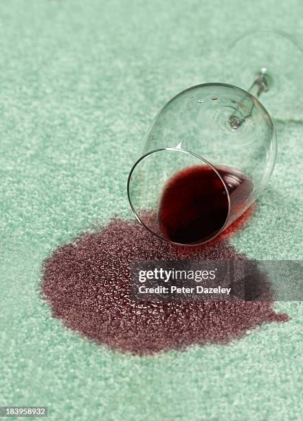 spilled red wine on carpet - wine stain 個照片及圖片檔