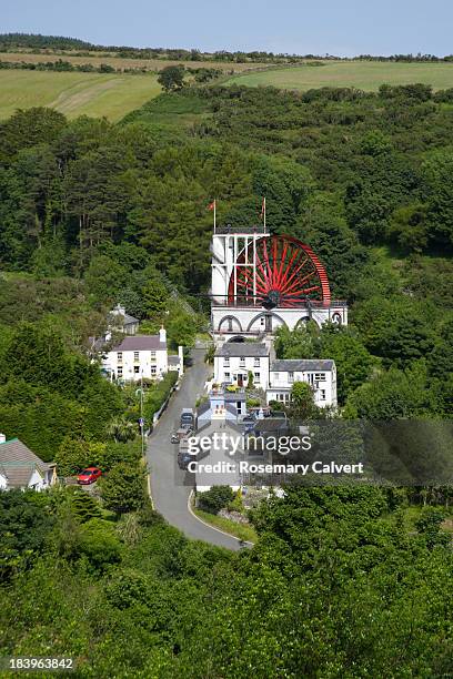 laxey waterwheel and village, isle of man. - waterrad stockfoto's en -beelden