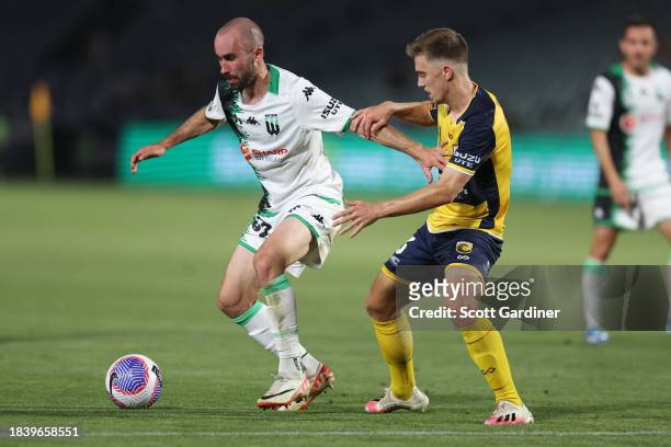 Angus Thurgate of Western United competes for the ball with Max Balard of the Mariners during the A-League Men round seven match between Central...