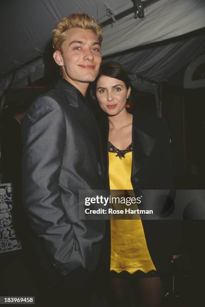 English actor Jude Law and English actress Sadie Frost, circa 1997.