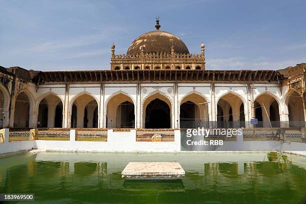jama-masjid & water pond - jama masjid agra stock-fotos und bilder