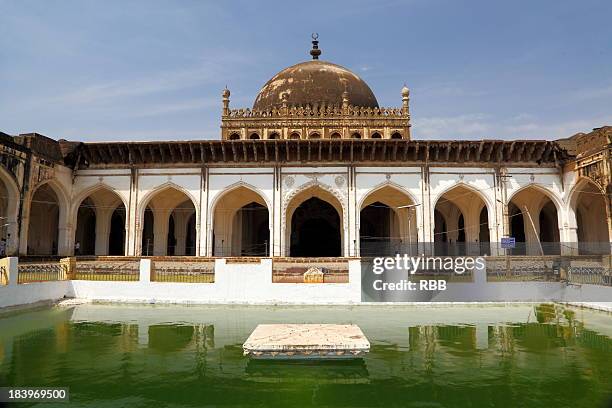 jama-masjid & water pond - jama masjid agra 個照片及圖片檔