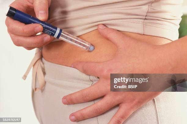 Diabetic Injecting Insulin Injection Abdomen Photos and Premium High Res Pictures - Getty ...