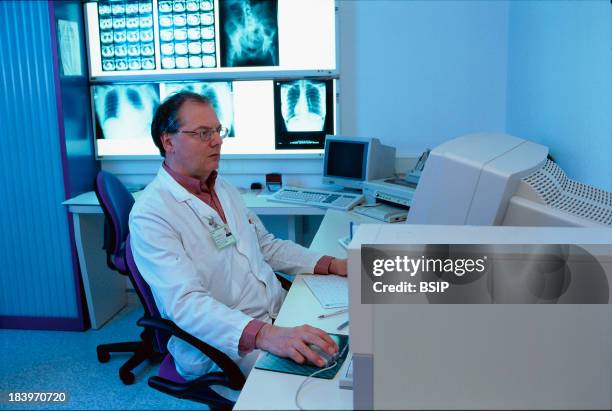 Doctor Radiologist Computer 8,402 X Ray Digital Doctor Stock Photos, High-Res Pictures, and Images ...