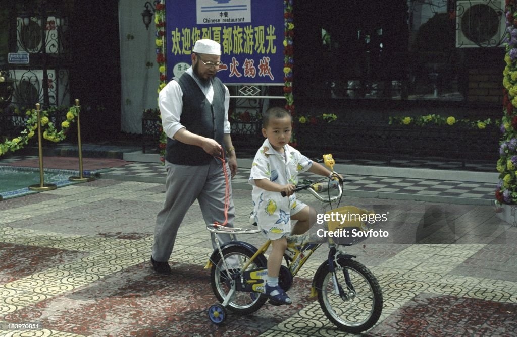 Father teaching his son how to ride a bicycle - Xining - Qinghai Province, China