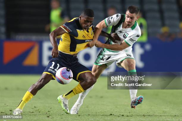 Ángel Quiñones of the Mariners competes for the ball with Benjamin Garuccio of Western Unitedduring the A-League Men round seven match between...