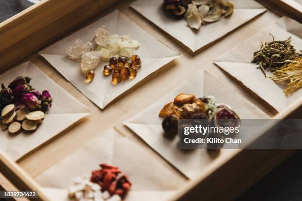 variety of chinese herbal tea ingredients on a bamboo tray - medicina alternativa foto e immagini stock