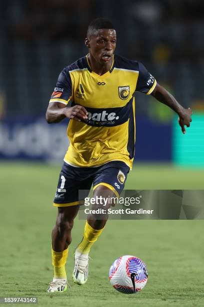 Ángel Quiñones of the Mariners with the ball during the A-League Men round seven match between Central Coast Mariners and Western United at Industree...