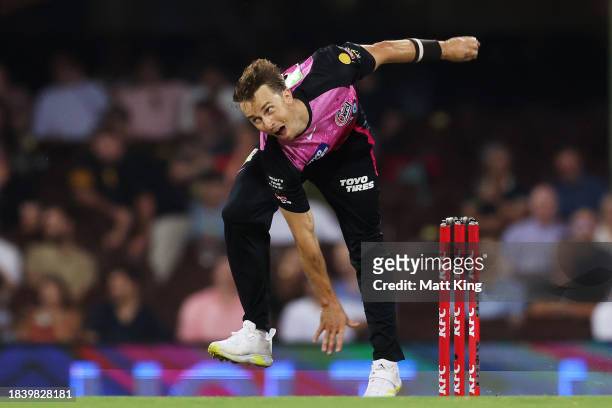 Tom Curran of the Sixers bowls during the BBL match between Sydney Sixers and Melbourne Renegades at Sydney Cricket Ground, on December 08 in Sydney,...