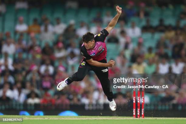 Moises Henriques of the Sixers bowls during the BBL match between Sydney Sixers and Melbourne Renegades at Sydney Cricket Ground on December 08, 2023...