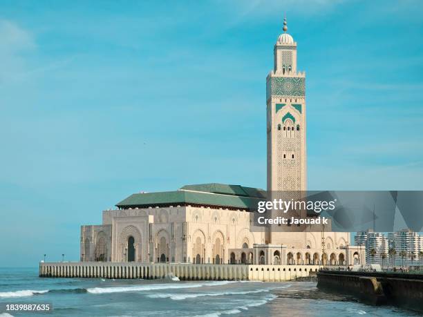 scenic view of hassan ii mosque in casablanca, morocco - casablanca photos et images de collection