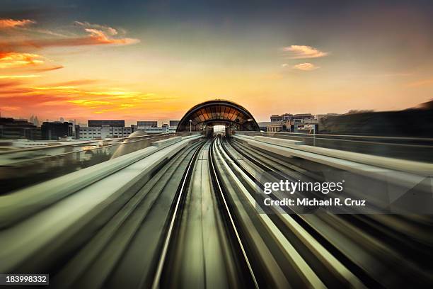 dubai metro - dubai metro stockfoto's en -beelden