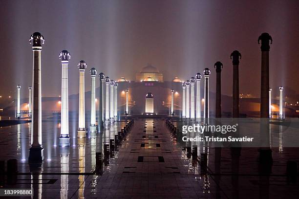 rows of columns at the ambedkar memorial park - trubute stock pictures, royalty-free photos & images