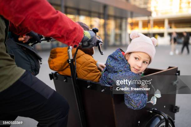 enjoying ride through the city - familie fietsen close up stockfoto's en -beelden
