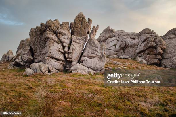 jagged rocks, pointe du pern, ushant island, brittany, france - ouessant photos et images de collection