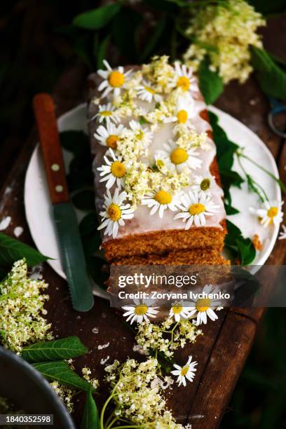 vegan elderflower honey lemon drizzle cake - cake stockfoto's en -beelden