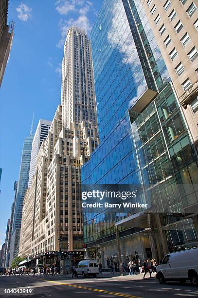 old and new architecture on 42nd street - madison avenue stock pictures, royalty-free photos & images