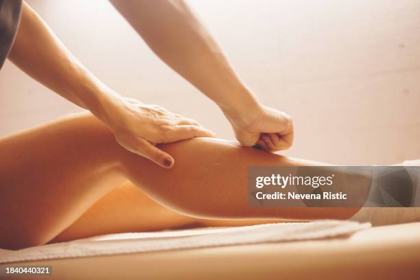 close up of leg waxing stock photo - leg waxing 個照片及圖片檔