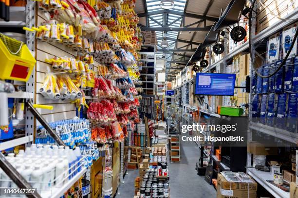 gang mit waren in einem baumarkt - supermarktgang stock-fotos und bilder