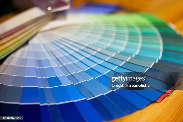 campione di colore in un negozio di ferramenta - ferramenta foto e immagini stock
