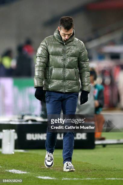 Christian Eichner, Head Coach of Karlsruher SC, looks on during the Second Bundesliga match between Hannover 96 and Karlsruher SC at Heinz von Heiden...