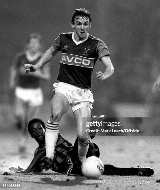 English Football League Division One - West Ham United v Manchester City, Paul Allen rides a tackle.