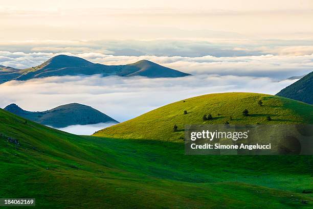 on the roof of the world - campo imperatore fotografías e imágenes de stock