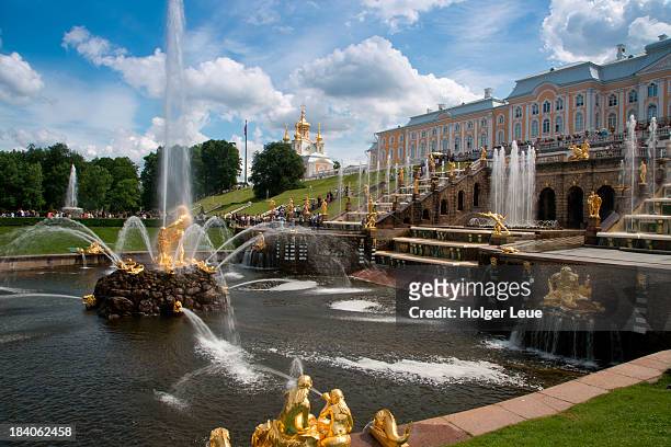 grand cascade fountains at peterhof palace - petergof stock pictures, royalty-free photos & images