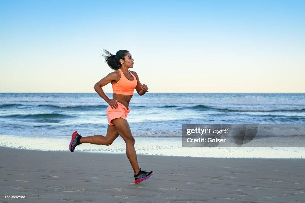 Femme faisant un exercice d’entraînement sportif sur la plage