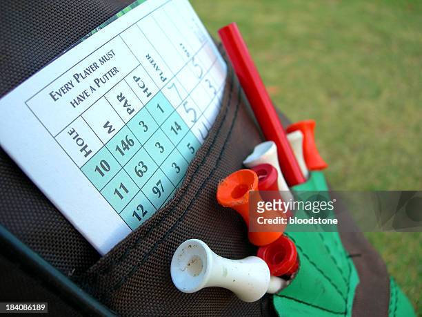 golf tees,bag and score - scoring stockfoto's en -beelden