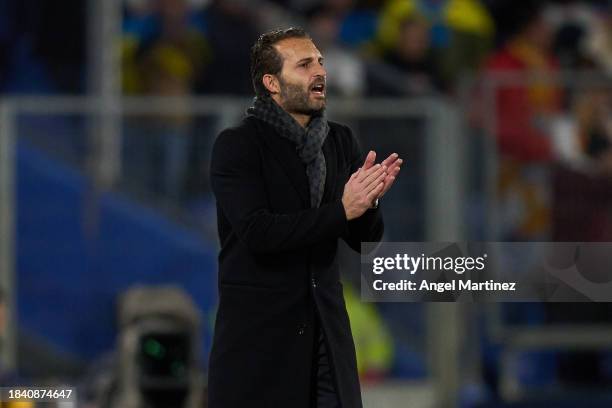 Head coach Ruben Baraja of Valencia CF reacts during the LaLiga EA Sports match between Getafe CF and Valencia CF at Coliseum Alfonso Perez on...