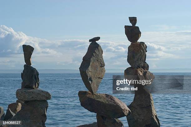 balance - steinpyramide stock-fotos und bilder