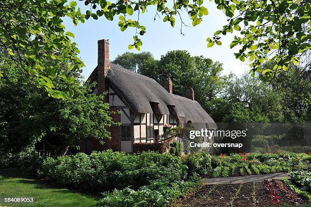 anne hathaway's cottage - thatched roof stock-fotos und bilder