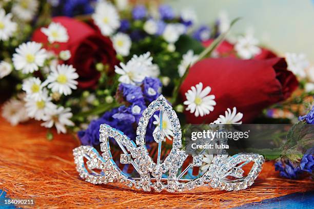 tiara and flowers - schoonheidswedstijd stockfoto's en -beelden