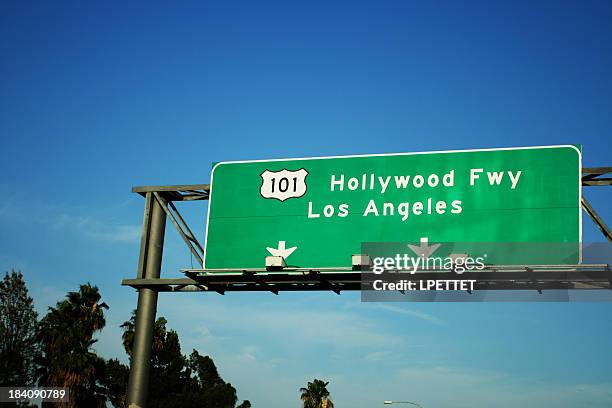 los angeles 101 freeway, ausfahrt an einem sonnigen tag. - hollywood schild stock-fotos und bilder