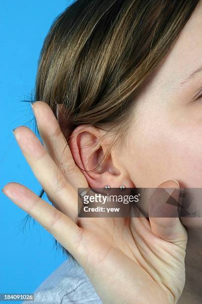 was sagst du? - ear piercing stock-fotos und bilder