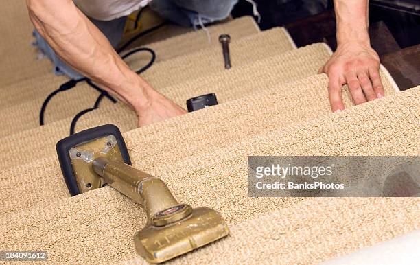 installierer stapling treppe teppich mit knie-kicker in den vordergrund - carpet stairs stock-fotos und bilder