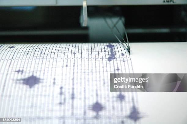 púrpura sismógrafo - terremoto fotografías e imágenes de stock