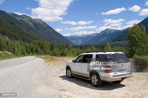 mountain road - sports utility vehicle stockfoto's en -beelden